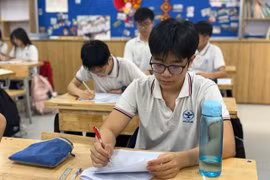 Học sinh Trường trung học cơ sở Cầu Giấy ôn thi vào trường chuyên. (Ảnh: Phạm Mai/Vietnam+)
