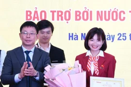 Vận động viên Nguyễn Thị Oanh nhận giải thưởng Bền Đam Mê. (Ảnh: PV/Vietnam+)