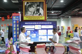 Khu trưng bày của Nhà xuất bản Giáo dục Việt Nam tại Không gian "Sáng tạo để kiến thiết" của Cục Xuất bản, In và Phát hành. (Ảnh: PV/Vietnam+)