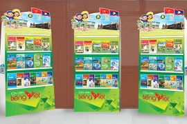 Tủ sách tiếng Việt được trao tặng tới các em học sinh tại Champasak, Lào. (Ảnh: PV/Vietnam+)