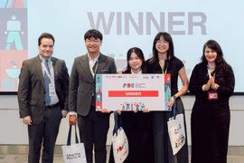 Ban tổ chức trao giải nhất cho hai sinh viên Trường Đại học Fullbright. (Ảnh: BTC)