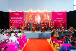 Tiết mục mở màn Lễ Khai giảng năm học mới 2025-2026 của trường TH School rực rỡ trong sắc cờ Tổ quốc. (Ảnh: PV/Vietnam+)