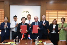 Ông Nguyễn Tiến Thanh - Chủ tịch Hội đồng thành viên, Tổng Giám đốc NXBGDVN và Ông Reynaldo Velázquez Zaldívar - Thứ trưởng Bộ Giáo dục Đại học Cuba ký kết thỏa thuận hợp tác. (Ảnh: Công Duy/Vietnam+)