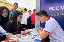 Sinh viên tìm hiểu thông tin tuyển sinh và cơ hội nghề nghiệp tại gian tư vấn của Học viện Báo chí và Tuyên truyền. (Ảnh: Học Viện Báo chí và Truyền thông)