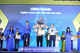 Ban tổ chức trao giải cho các cá nhân. (Ảnh: PV/Vietnam+)