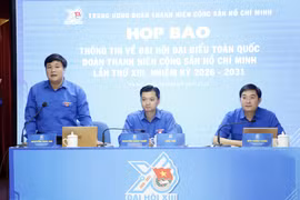 Ban tổ chức trao đổi với báo chí tại buổi họp báo. (Ảnh: Vietnam+)