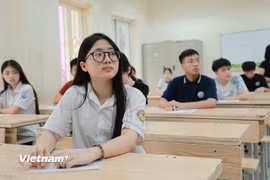 Thí sinh Hà Nội làm thủ tục dự thi lớp 10. (Ảnh: Hoài Nam/Vietnam+)