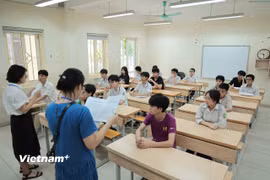 Thí sinh làm thủ tục dự thi sáng nay. (Ảnh: Hoài Nam/Vietnam+)