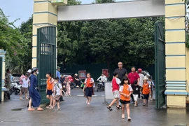 Học sinh Hà Nội trở lại trường sau hai ngày nghỉ vì bão số 11. (Ảnh: PV/Vietnam+)