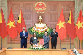 Bộ trưởng Bộ Giáo dục và Đào tạo Việt Nam Hoàng Minh Sơn và Bộ trưởng Giáo dục Timor-Leste Dulce de Jesus Soares ký Bản ghi nhớ về hợp tác giáo dục. (Ảnh: Bộ GD-ĐT)
