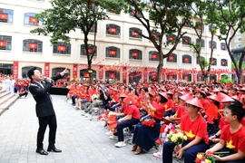 Ca sỹ Tùng Dương đã thổi bùng không khí, tình yêu nước sục sôi đến các học sinh Trường Nguyễn Siêu. (Ảnh: PV/Vietnam+)