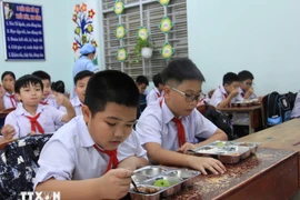 Học sinh ăn bán trú tại trường. (Ảnh: TTXVN)
