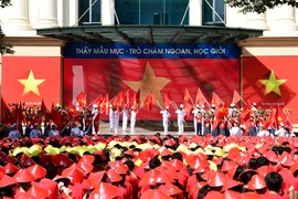 Hàng nghìn học sinh Trường Nguyễn Siêu (Hà Nội) trong lễ kỷ niệm 80 năm Quốc khánh. (Ảnh: PV/Vietnam+)