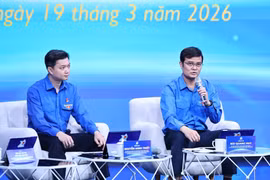  Bí thư Thứ nhất Trung ương Đoàn Bùi Quang Huy trả lời các câu hỏi tại diễn đàn. (Ảnh: Minh Đức/TTXVN)