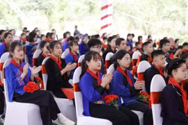 Học sinh trong lễ khởi công trường nội trú. (Ảnh: TTXVN)