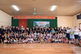 Báo Điện tử VietnamPlus trao quà cho nhà trường và các học sinh điểm trường Bản Tèn, Trường Mầm non Văn Lãng, xã Văn Lăng, tỉnh Thái Nguyên. (Ảnh: Hoài Nam/Vietnam+)