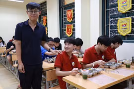 Học sinh Trường Trung học phổ thông Phan Huy Chú ăn bữa tối tại trường. (Ảnh: PV/Vietnam+)