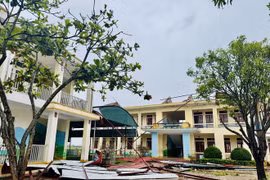 Trường Tiểu học Đồng Tiến, Hà Tĩnh bị tốc mái, hư hỏng nặng. (Ảnh: Hoàng Ngà/TTXVN)