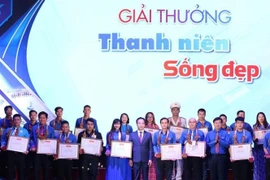 Giải thưởng vinh danh những gương mặt thanh niên tiêu biểu. (Ảnh: TTXVN)