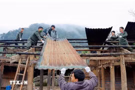 Cán bộ, chiến sỹ Công an phối hợp với người dân chung tay xóa nhà tạm, nhà dột nát. (Ảnh: Quý Trung/TTXVN))