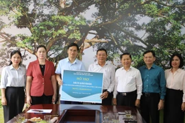 Nhà xuất bản Giáo dục Việt Nam hỗ trợ sách giáo khoa cho học sinh, nhà trường vùng lũ. (Ảnh: PV/Vietnam+)