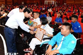 Ban tổ chức tặng các đại biểu tham gia chương trình Toả sáng nghị lực Việt năm 2022. (Ảnh: TTXVN)