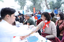 Người dân khám sức khỏe tại chương trình. (Ảnh: PV/Vietnam+)