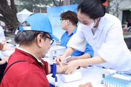 Các thầy thuốc trẻ khám bệnh miễn phí cho người dân. (Ảnh: PV/Vietnam+)