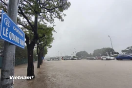 Nhiều tuyến đường của Hà Nội chìm trong biển nước. (Ảnh: Hoài Nam/Vietnam+)