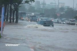 Đường phố Hà Nội chìm trong biển nước. (Ảnh: Hoài Nam)