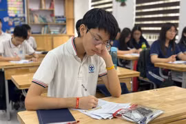 Học sinh Trường Trung học cơ sở Cầu Giấy ôn thi lớp 10. (Ảnh: Phạm Mai/Vietnam+)