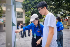 Thí sinh Hà Nội làm thủ tục dự thi vào lớp 10. (Ảnh: Hoài Nam/Vietnam+)
