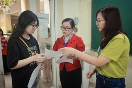 Thí sinh Hà Nội làm thủ tục dự thi vào lớp 10. (Ảnh: Hoài Nam/Vietnam+)