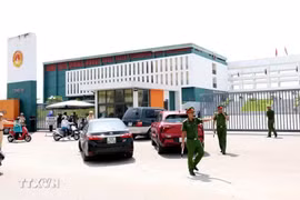 Lực lượng an ninh thực hiện công tác đảm bảo an ninh trật tự tại điểm thi trường Chuyên Tuyên Quang. (Ảnh: Quang Cường/TTXVN)