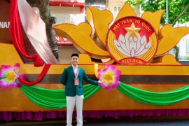 Anh Nguyễn Duy Anh, Chủ tịch Hội người Việt Nam tại tỉnh Fukuoka, Nhật Bản tự hào tham gia lễ diễu binh, diễu hành kỷ niệm 80 năm Quốc khánh. (Ảnh: Hồng Kiều/Vietnam+)