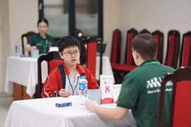 Học sinh thực hiện phần thi nói tiếng Anh với giáo viên. (Ảnh: PV/Vietnam+).