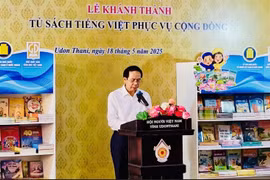 Phó Giáo sư-Tiến sỹ Nguyễn Văn Tùng, Phó Tổng Biên tập Nhà xuất bản Giáo dục Việt Nam phát biểu tại lễ trao tặng tủ sách tại Thái Lan. (Ảnh: PV/Vietnam+)