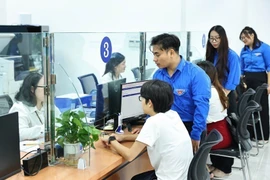 Thanh niên ra quân hỗ trợ vận hành chính quyền địa phương hai cấp. (Ảnh: Minh Đức/TTXVN)
