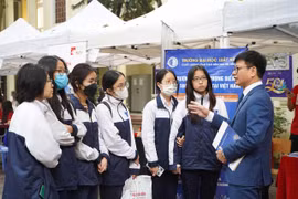 Thí sinh tìm hiểu thông tin về Trường Đại học Luật Hà Nội. (Ảnh: NTCC)