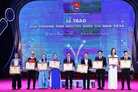 Các cá nhân được trao Giải thưởng Tình nguyện Quốc gia năm 2024. (Ảnh: Minh Đức/TTXVN)