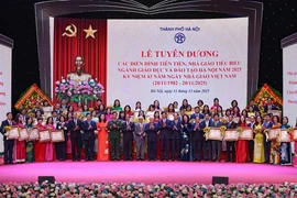 Các đại biểu chụp ảnh cùng tập thể, cá nhân được nhận bằng khen của Thủ tướng Chính phủ. (Ảnh: Thanh Tùng/TTXVN)