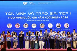 Ban tổ chức trao giải cho các thí sinh tốp 1 toàn quốc. (Ảnh: BTC)