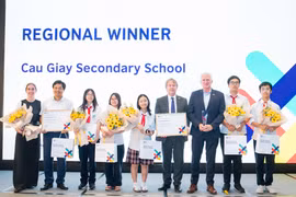 Đội thi đến từ Trường Trung học cơ sở Cầu Giấy (Hà Nội) giành Giải Nhất với dự án sử dụng AI hỗ trợ học tiếng Anh cho trẻ em tại Làng trẻ em SOS. (Ảnh: BTC)