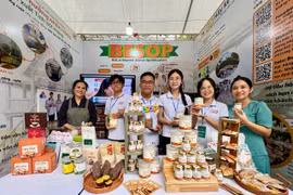 Cô Hiệu trưởng Nguyễn Thị Đông Hải cùng giáo viên và các em học sinh tại Ngày hội khởi nghiệp của học sinh, sinh viên. (Ảnh: PM/Vietnam+)