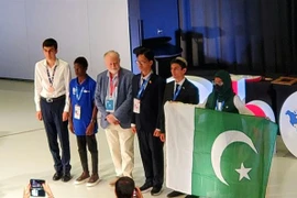 Em Trần Lê Thiện Nhân (giữa) là 1 trong 5 học sinh được nhận giải thưởng “STEM for All”. (Ảnh: Bộ GD-ĐT)