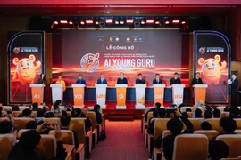 Ban tổ chức và các đại biểu thực hiện nghi thức khởi động cuộc thi. (Ảnh: PV/Vietnam+)