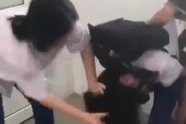 Tình trạng học sinh đánh hội đồng diễn ra ở nhiều địa phương, gây bức xúc trong xã hội. (Ảnh cắt từ clip)