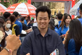 Thí sinh rời điểm thi Trường Trung học phổ thông Trần Phú - Hoàn Kiếm sau buổi thi môn Ngữ văn. (Ảnh: PV/Vietnam+)