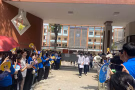 Những thí sinh đầu tiên hào hứng bước ra khỏi điểm thi tại Trường Trung học phổ thông Trương Định sau khi hết giờ thi môn Ngữ văn. (Ảnh: Trung Hiền/Vietnam+) 