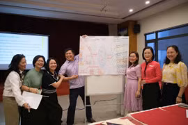 Giáo viên tập huấn về dạy học thông qua chơi. (Ảnh: PV/Vietnam+)